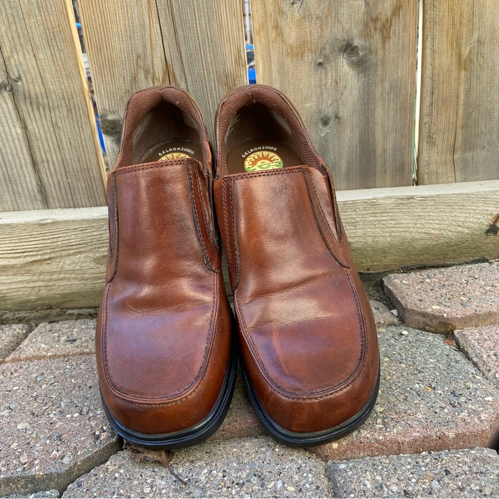 Earth Shoes women comfort first brown slip on leather shoes. Size 7. Pre-owned.